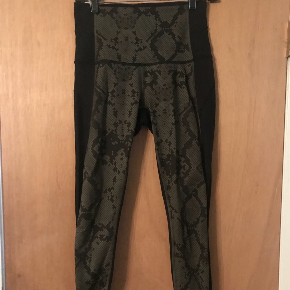 💕Lululemon crop snakeskin detail💕